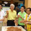 13.YB Tuan Phee Boon Poh membuat bebola tanah di Sunway Carnival Mall Seberang Jaya pada 22-1-2010